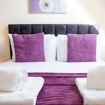 Velvet 2-Bedroom Apartment, Clockhouse, ฮอดส์ดัน ภายนอก รูปภาพ