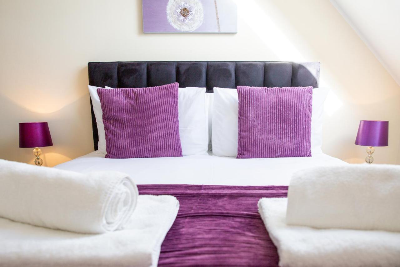 Velvet 2-Bedroom Apartment, Clockhouse, ฮอดส์ดัน ภายนอก รูปภาพ